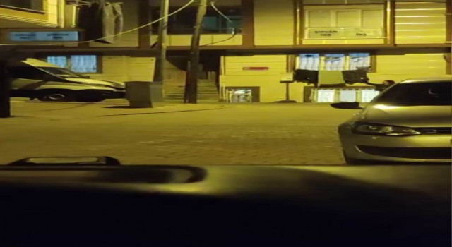 Etrafa baktı, kuruması için dışarı asılan kıyafetleri çaldı