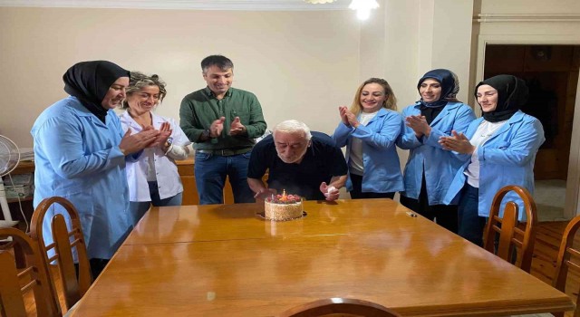 Evde bakım hizmetleri ekibinden 65 yaşındaki Gürsoya sürpriz doğum günü