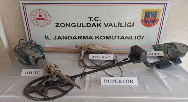 Evinin altına 3 metrelik kuyu açıp kaçak kazı yaptı