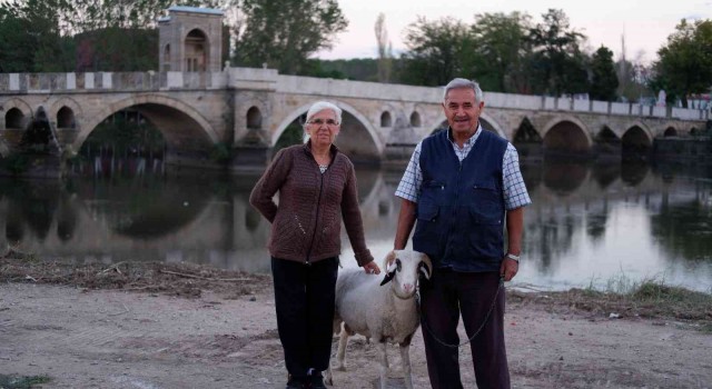 “Evladımız” dedikleri kuzu yaşlı çiftin can dostu oldu