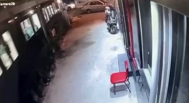 Eyüpsultanda tramvay ve otomobil çarpıştı, o anlar kameraya yansıdı