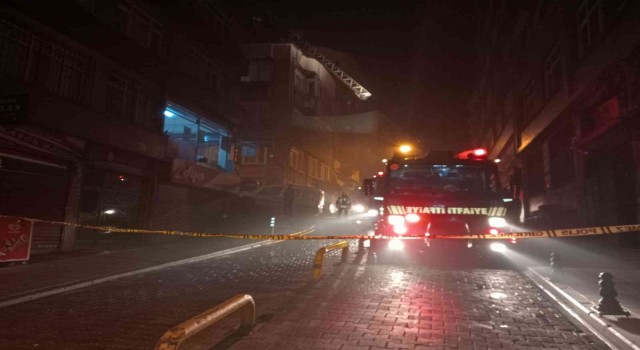 Fatihte 4 katlı metruk bina alev alev yandı