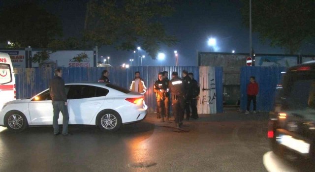 Fatihte bir kişi şantiye bariyerlerinin arkasında ölü bulundu
