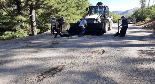 Fekede bozuk yollar Yüreğir ve Aladağ belediyelerinin desteğiyle onarılıyor