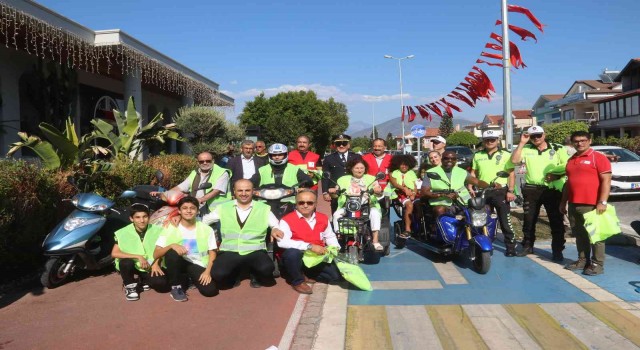 Fethiyede motosiklet sürücülerine “Reflektif Yelek” dağıtıldı