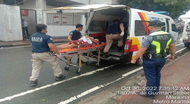 Filipinlerde hastaneye yetişemeyen kadın Tuk-Tukta doğum yaptı