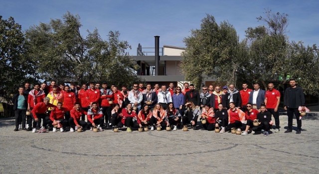 Futbolcular zeytin hasadına katıldı