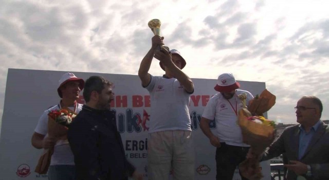 Galata Köprüsünde “balık tutma” yarışması düzenlendi
