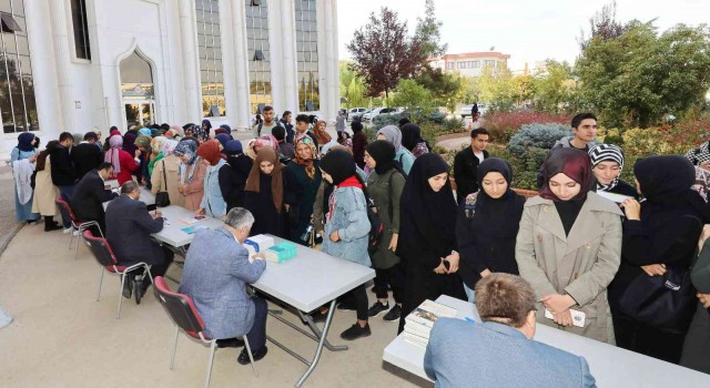 GAÜNde kitap imza şöleni