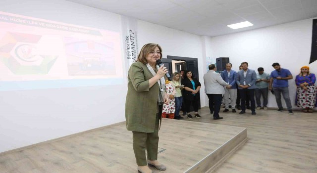 Gaziantepte gastronomi eğitimi alan kadın kursiyerlere sertifika