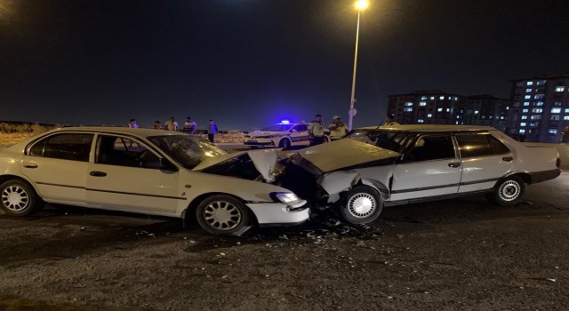 Gaziantepte iki araç kafa kafaya çarpıştı: 2si ağır 10 yaralı