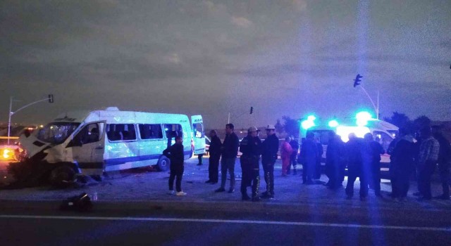Gaziantepte işçi servisi ile otomobil çarpıştı: 1 ölü, 15 yaralı