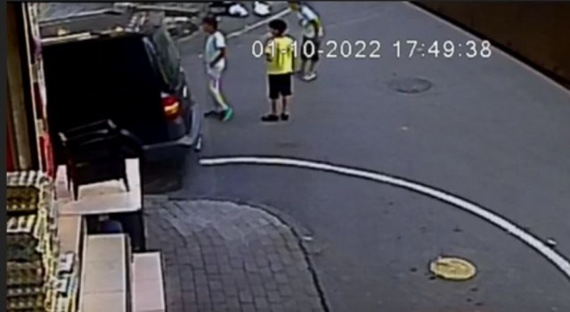 Gaziosmanpaşa sokakta oynayan çocuklar kazadan saniyeler ile kurtuldu: O anlar kamerada