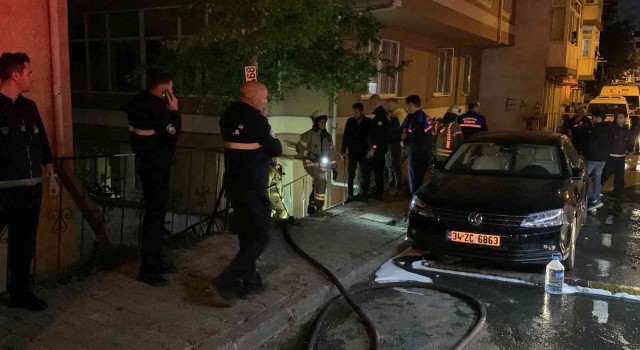 Gaziosmanpaşada 4 katlı binada korkutan yangın: 4 kişi dumandan etkilendi