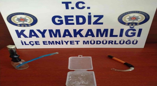 Gedizde bir kişinin üzerinde uyuşturucu ele geçirildi