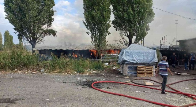 Gedizde depo yangını