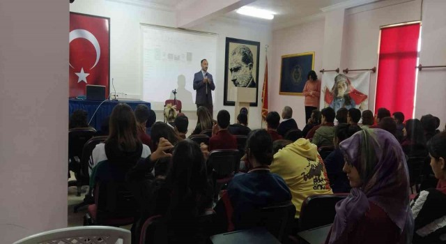 Gedizde öğrencilere “Peygamberimiz, cami ve irşat konulu konferans düzenlendi