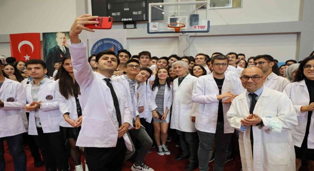Geleceğin hekimleri beyaz önlüklerini giydi