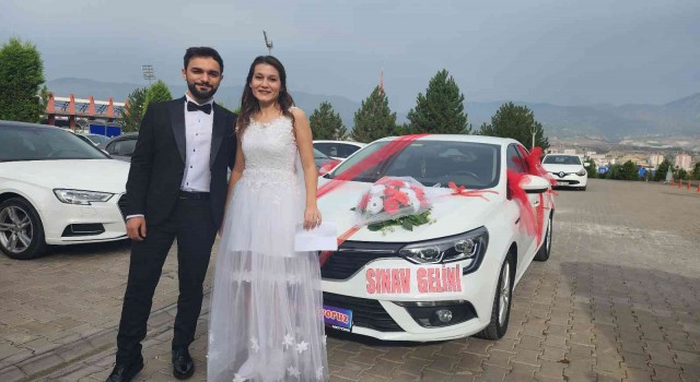 Gelinlikle nikah masasından önce sınav sırasına oturdu