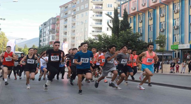 Genç atletler aynı anda koştu