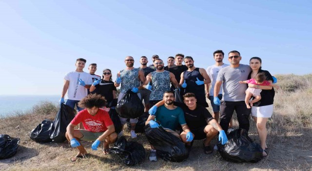 Gençler Karataşta sahili temizledi
