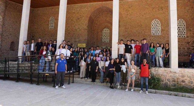 Gençler Manisanın tarihi ve kültürel güzelliklerini tanıma fırsatını buldu