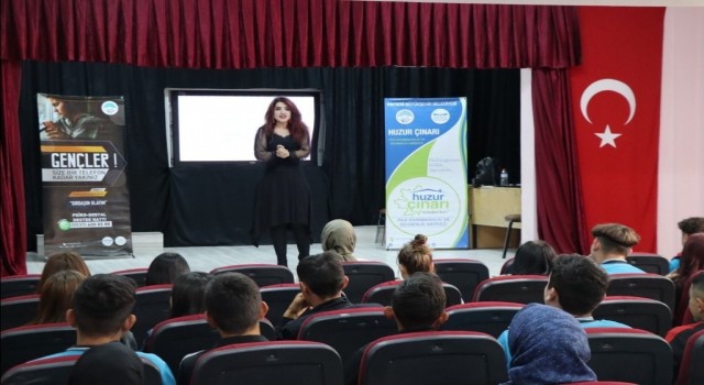 Gençlik projeleriyle ödül alan Büyükşehirden önce gençler diyen eğitim faaliyetleri