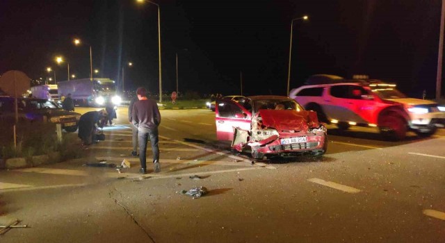 Giresunda iki otomobil çarpıştı, LPG tankı araçtan fırladı