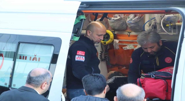 Giysi kolisi keserken bileğini kesen işçi hastanelik oldu