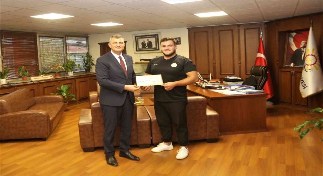 Gölcükün başarılı pehlivanı ödüllendirildi