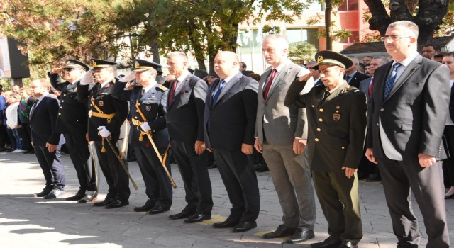 Gönende çelenk sunma töreni yapıldı