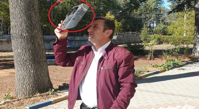 Güneş tutulmasını kaynak gözlüğü ile izledi