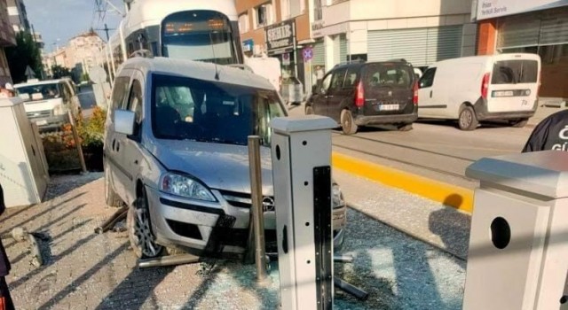 Hafif ticari araç tramvay durağına daldı