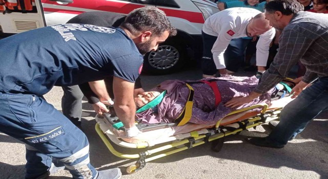 Hafif ticari araç yayalara çarptı: 1 yaralı