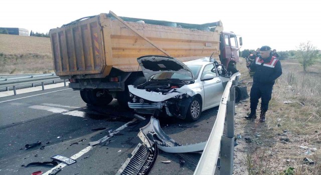Hafriyat kamyonunun biçtiği otomobil hurda yığınına döndü: 1 yaralı