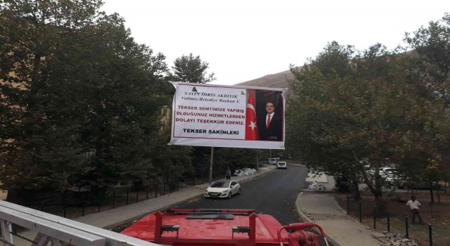 Hakkari Valisi Akbıyıka fotoğraflı pankartlı teşekkür