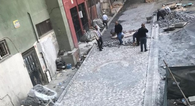 Hakkaride begonit taşlı yol yapım çalışması