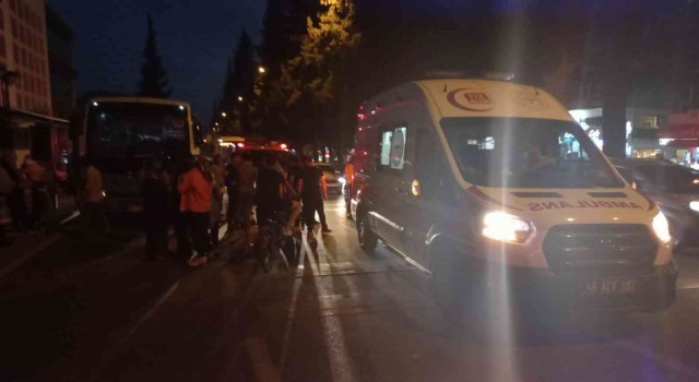 Halk otobüsün altında kaldı, vatandaşlar otobüsü kaldırarak kurtardı
