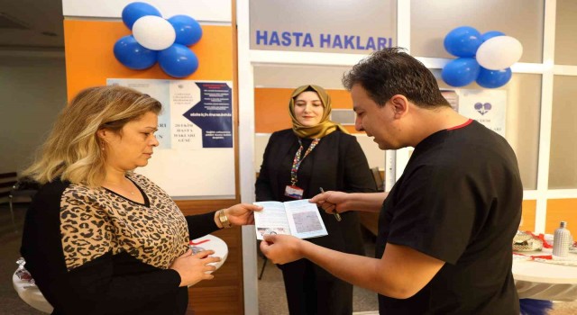 Hastalara karanfil dağıtıldı