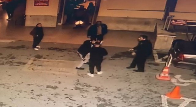 Hastane önünde güvenlik görevlisine silah çekti, o anlar güvenlik kamerasına yansıdı