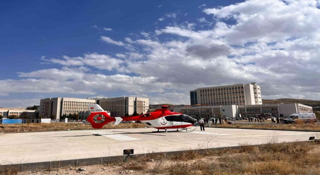Hava ambulansı yeni doğan bebeği hayata bağladı