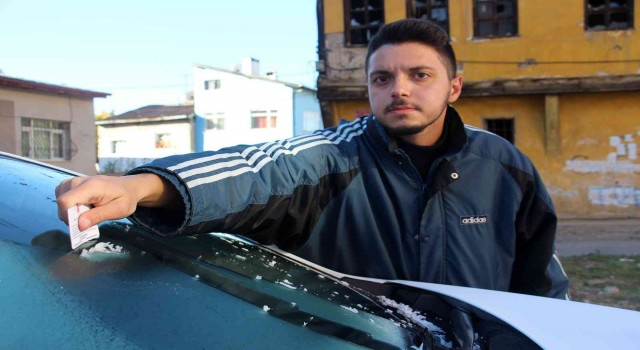 Hava sıcaklığı sıfırın altına düştü, araç camları buz tuttu