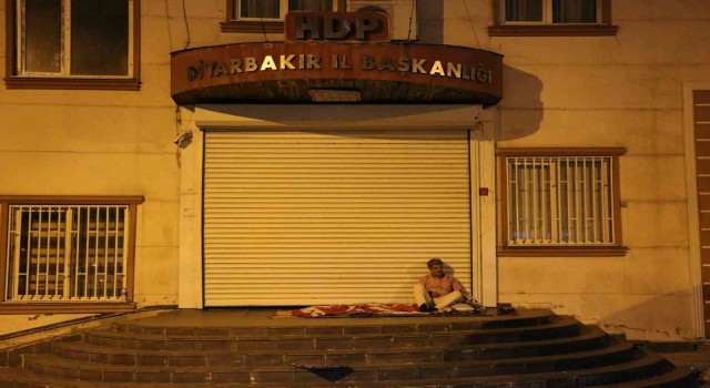 HDP binasının önüne yatak serip evladı için gece nöbet tutan baba oğluna çağrıda bulundu