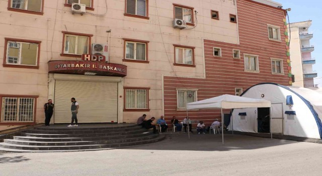 HDPye kepenk kapattıran ailelerin evlat nöbeti bin 127nci gününde