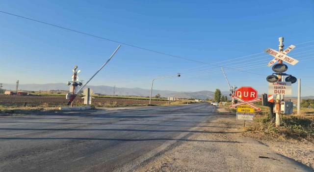 Hemzemin geçitteki bariyer kamyonete ok gibi saplandı: 1 yaralı