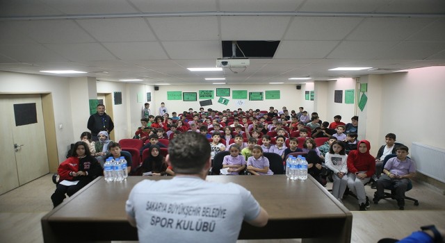 Hentbol takımı minik öğrencilerle bir araya geldi