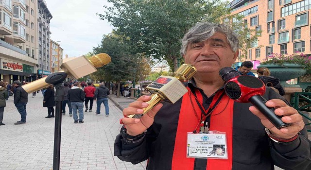 Her mikrofonda farklı şarkı