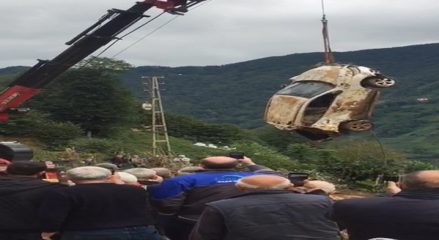 Heyelanda toprak altında kalan aracın kurtarılmasını merakla izlediler