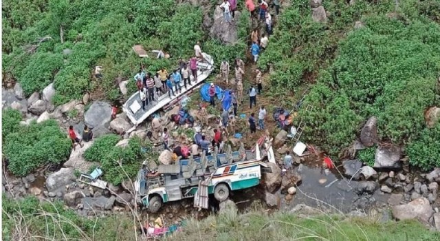Hindistanda otobüs uçuruma yuvarlandı: 32 ölü