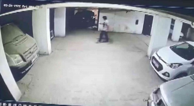 Hırsız, motosiklet sahibi tarafından yakalanınca bıçak çekti o anlar kameraya yansıdı